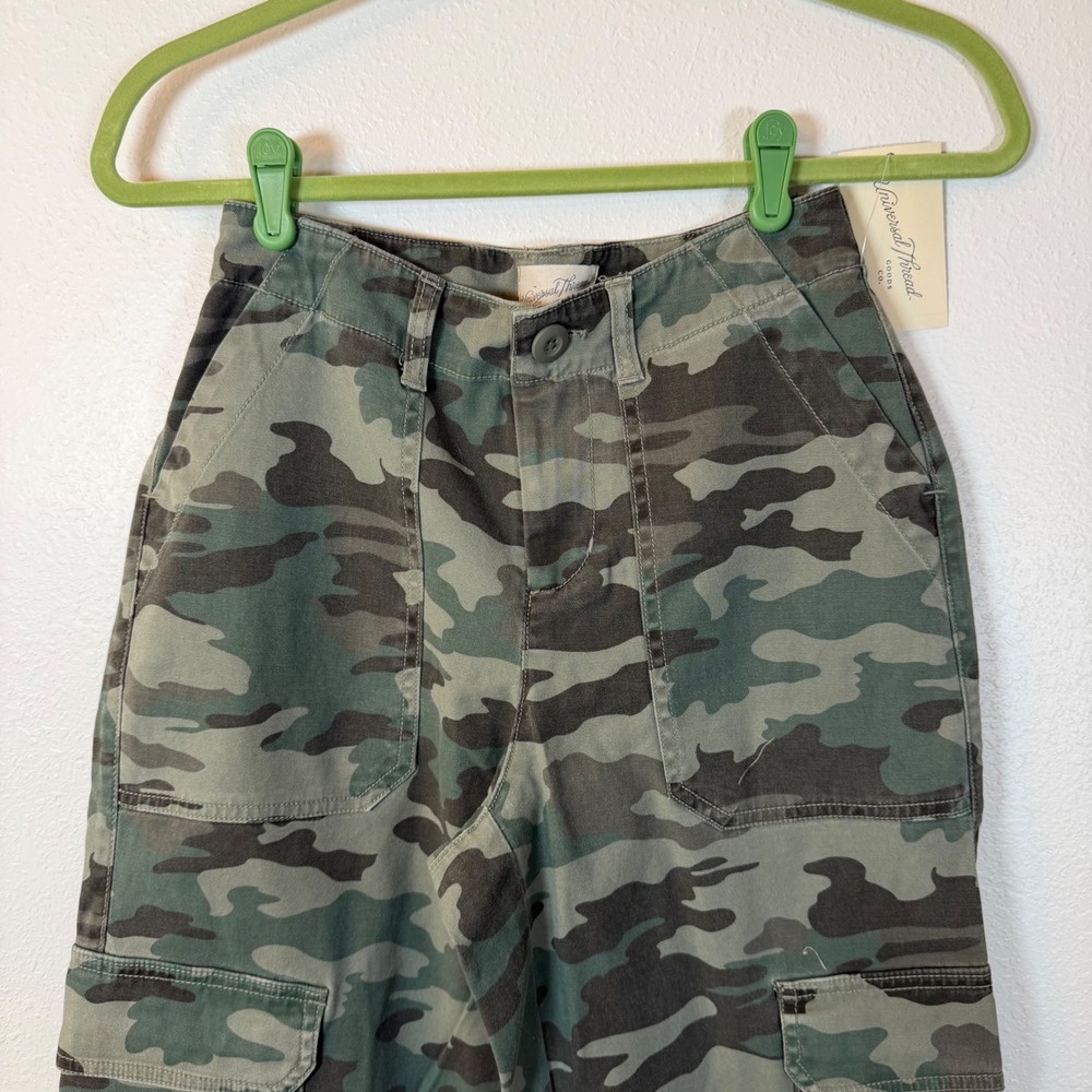 Universal Thread Womens Camo High Rise Cargo Pants Size 0 Green Camouflage New - Picture 9 of 11